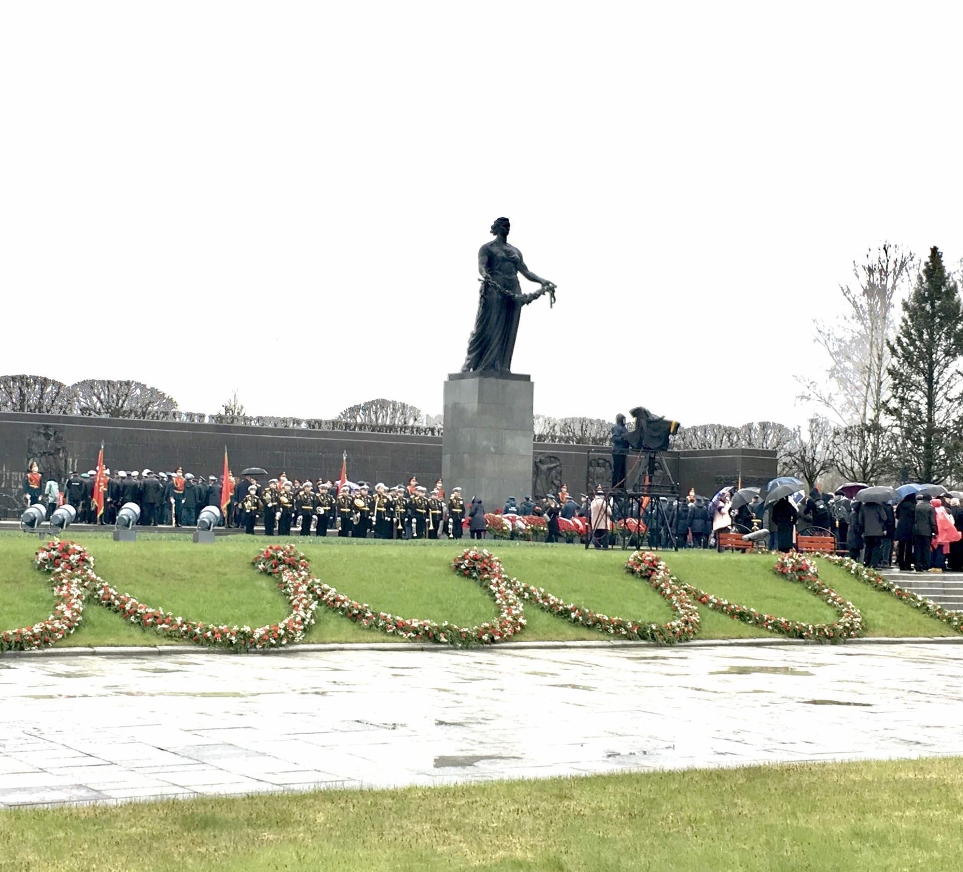 Центральная скульптура на пискаревском кладбище как называется